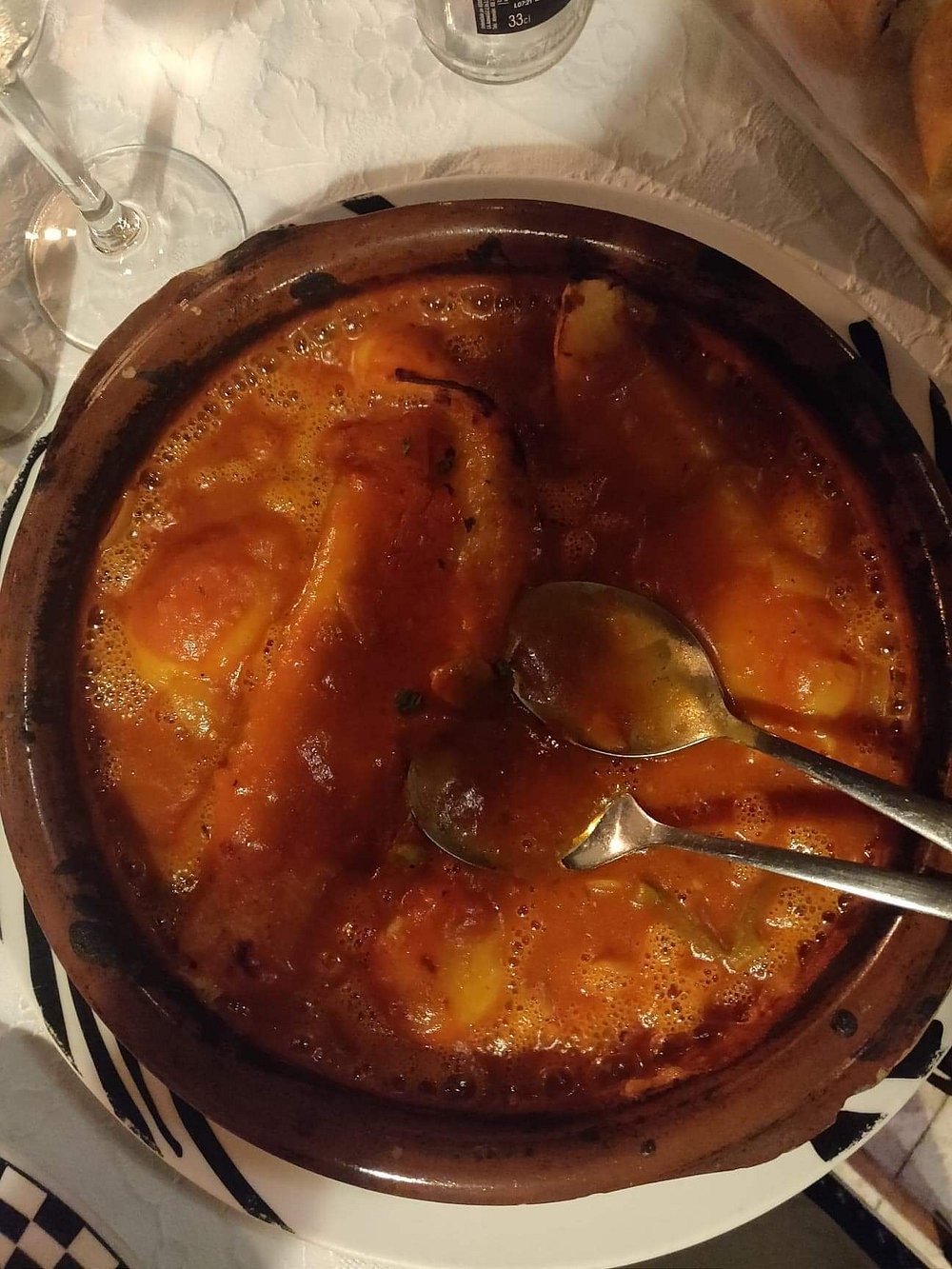 Tisch im Cafe Marlene mit zwei vollen Sektgläsern und Bierdeckeln auf den steht, Cafe Marlene, Jeden Sonntag ab 11:00 h Frühschoppen, dazu 2 volle Bierkrüge abgebildet.